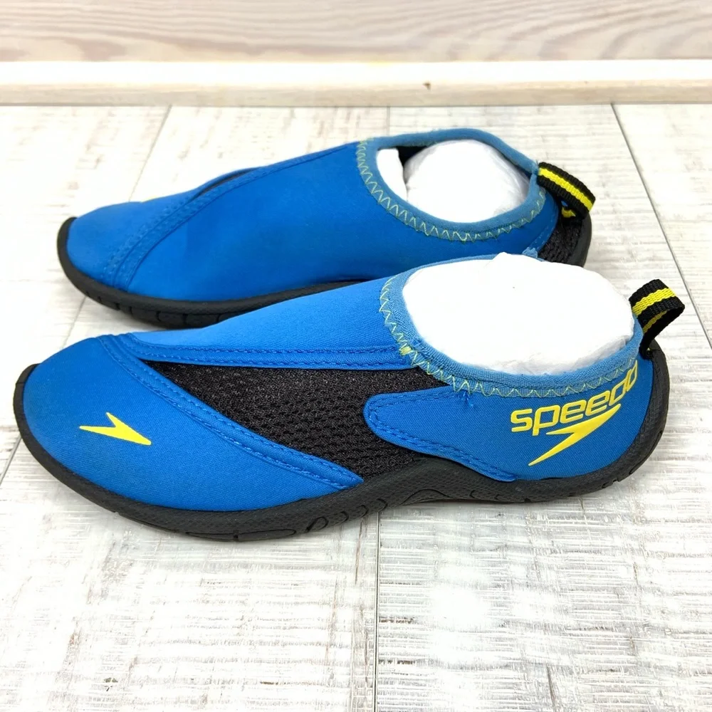 Speedo water shoes kid size 1